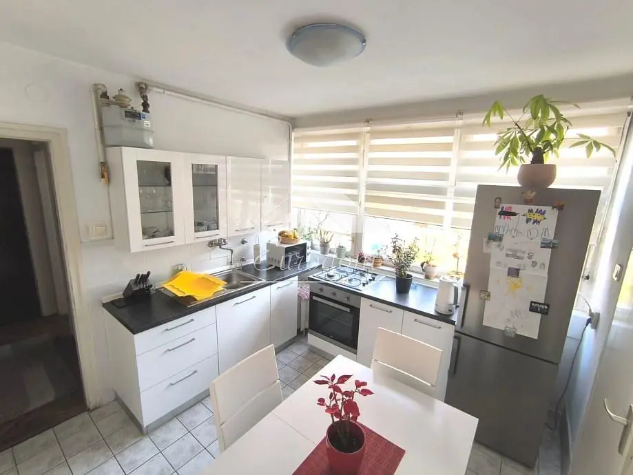 Kuhinja; pločice, kućanski aparati, prirodna svjetlost