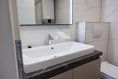 Toilettes; carrelage, rénové, lumière naturelle, style moderne