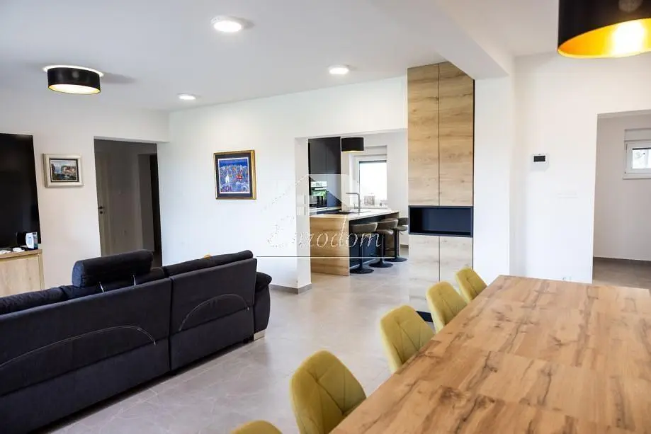 Salon; parquet, lumière naturelle, style moderne