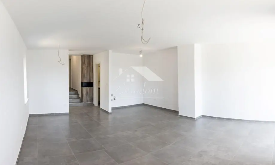 Salon; carrelage, lumière naturelle