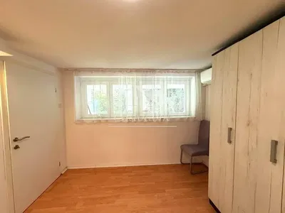 Spavaća soba; prirodna svjetlost, drveni pod