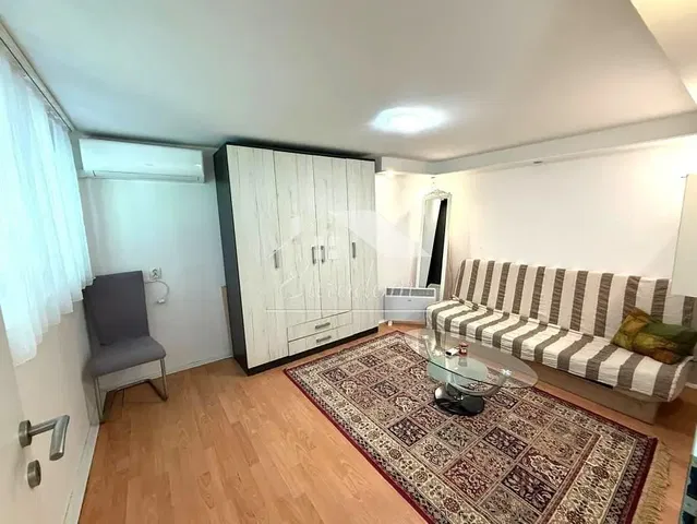 Dnevni boravak; drveni pod, prirodna svjetlost, moderan stil