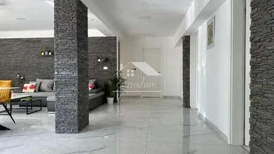 Salon; lumière naturelle, style moderne, carrelage