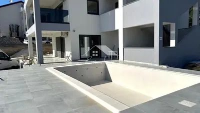 Maison et environs; vue, hauteur sous plafond, lumière naturelle, style moderne