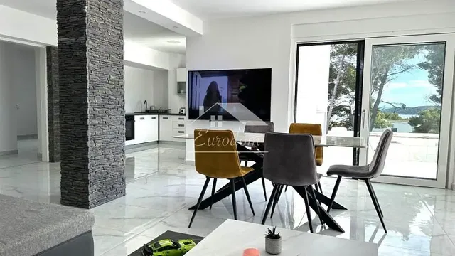 Salon; vue, lumière naturelle, style moderne, carrelage