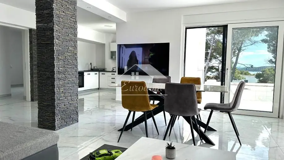 Salon; vue, lumière naturelle, style moderne, carrelage