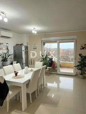 Kuhinja; pločice, pogled, kuhinjski aparati