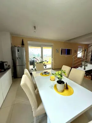 Kuhinja; kuhinjski aparati, prirodno svjetlo, pločice, pogled