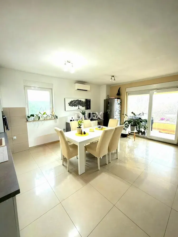 Kuhinja; pločice, pogled, prirodno svjetlo