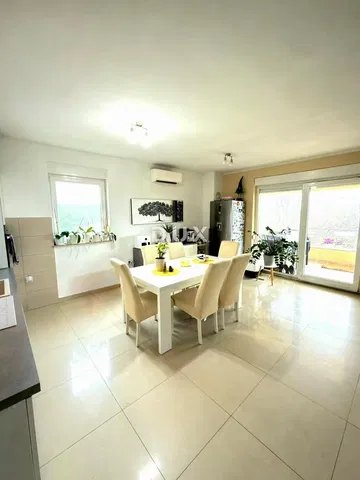 Kuhinja; pločice, pogled, prirodno svjetlo