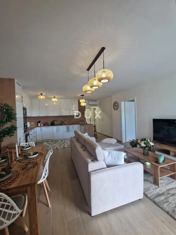 Salon; style moderne, lumière naturelle, parquet