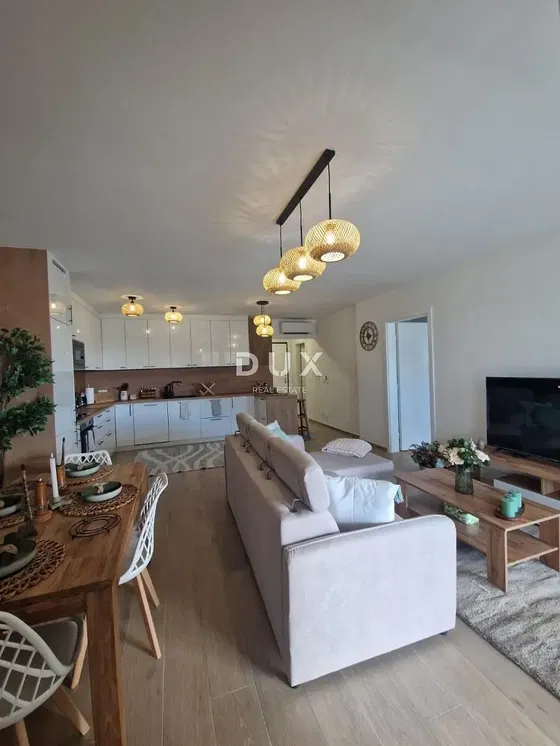 Salon; style moderne, lumière naturelle, parquet