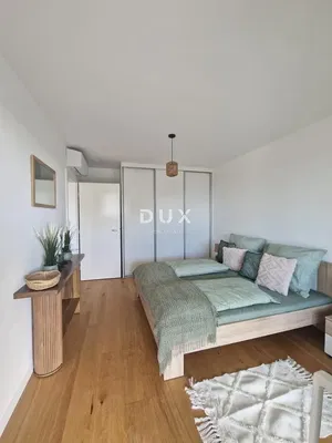 Chambre; parquet, lumière naturelle, style moderne