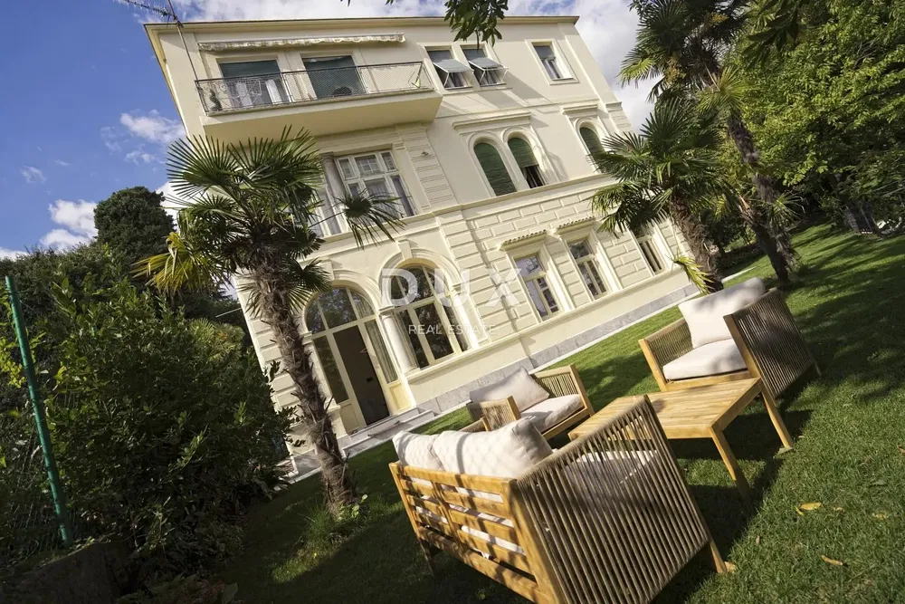 Maison et environs; vue