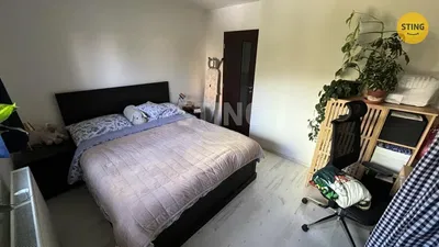 Spálňa; drevená podlaha, prirodzené svetlo, moderný štýl