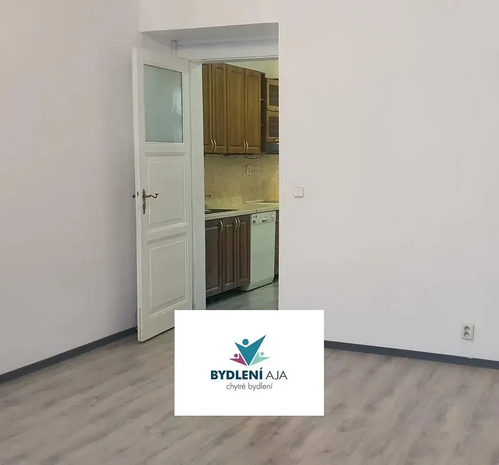 Kuchyňa; drevená podlaha