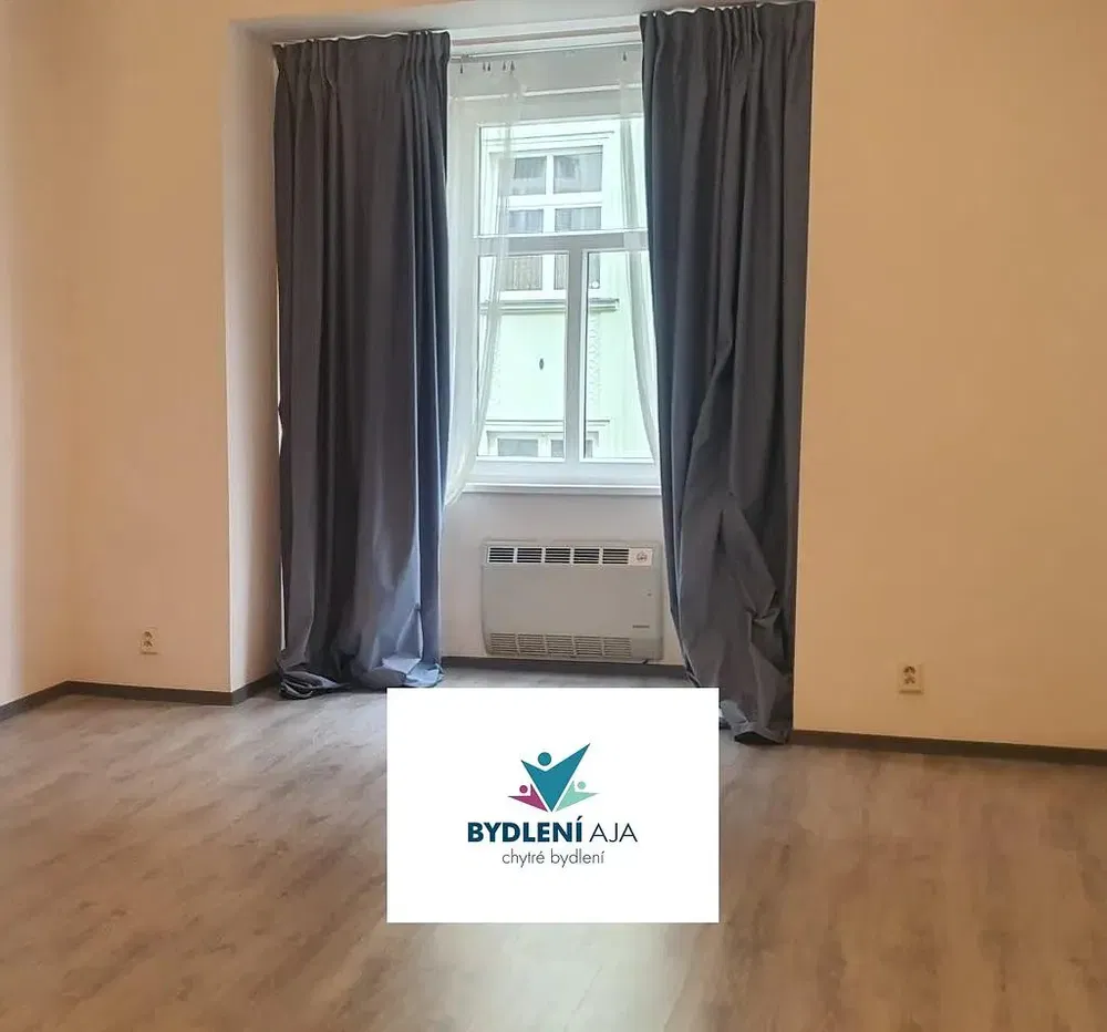 Obývačka; výhľad, drevená podlaha, prirodzené svetlo