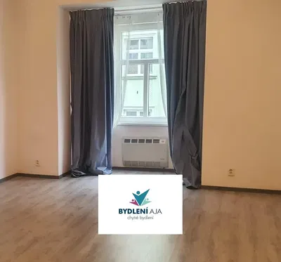 Obývačka; výhľad, drevená podlaha, prirodzené svetlo