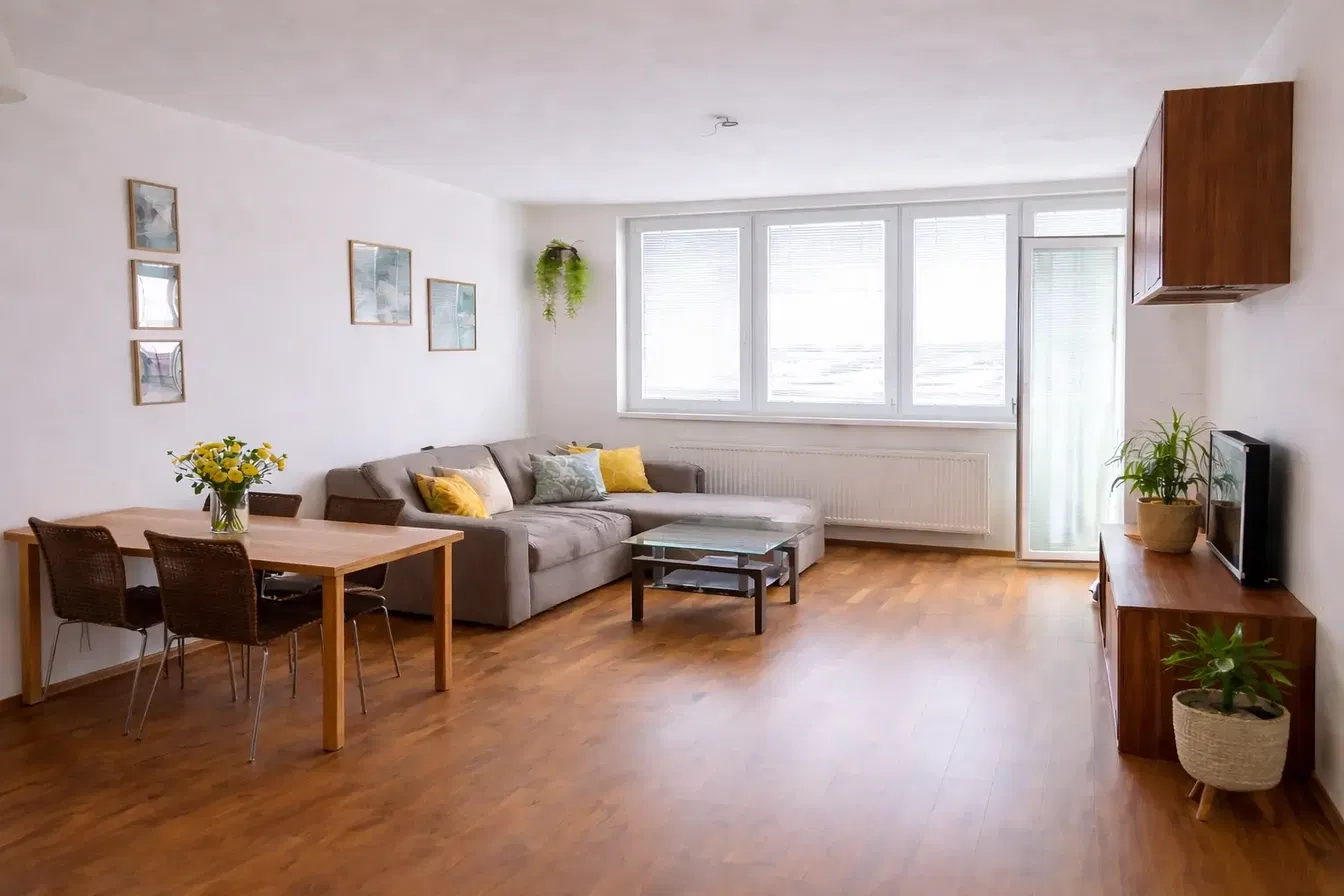 Obývačka; prirodzené svetlo, moderný štýl, drevená podlaha