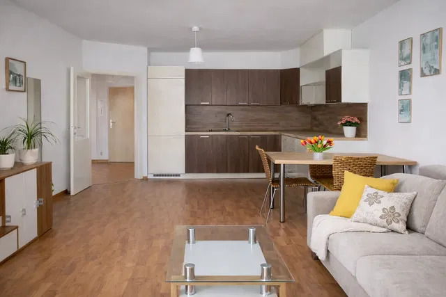 Obývačka; prirodzené svetlo, moderný štýl, drevená podlaha