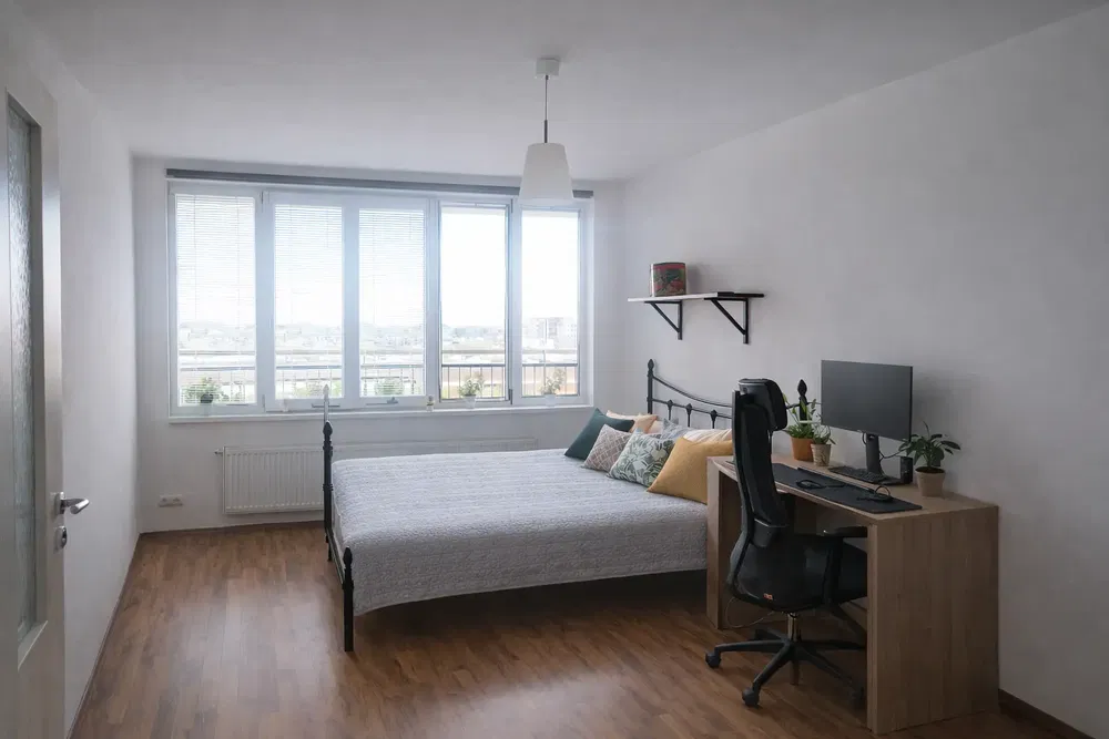 Spálňa; výhľad, drevená podlaha, prirodzené svetlo