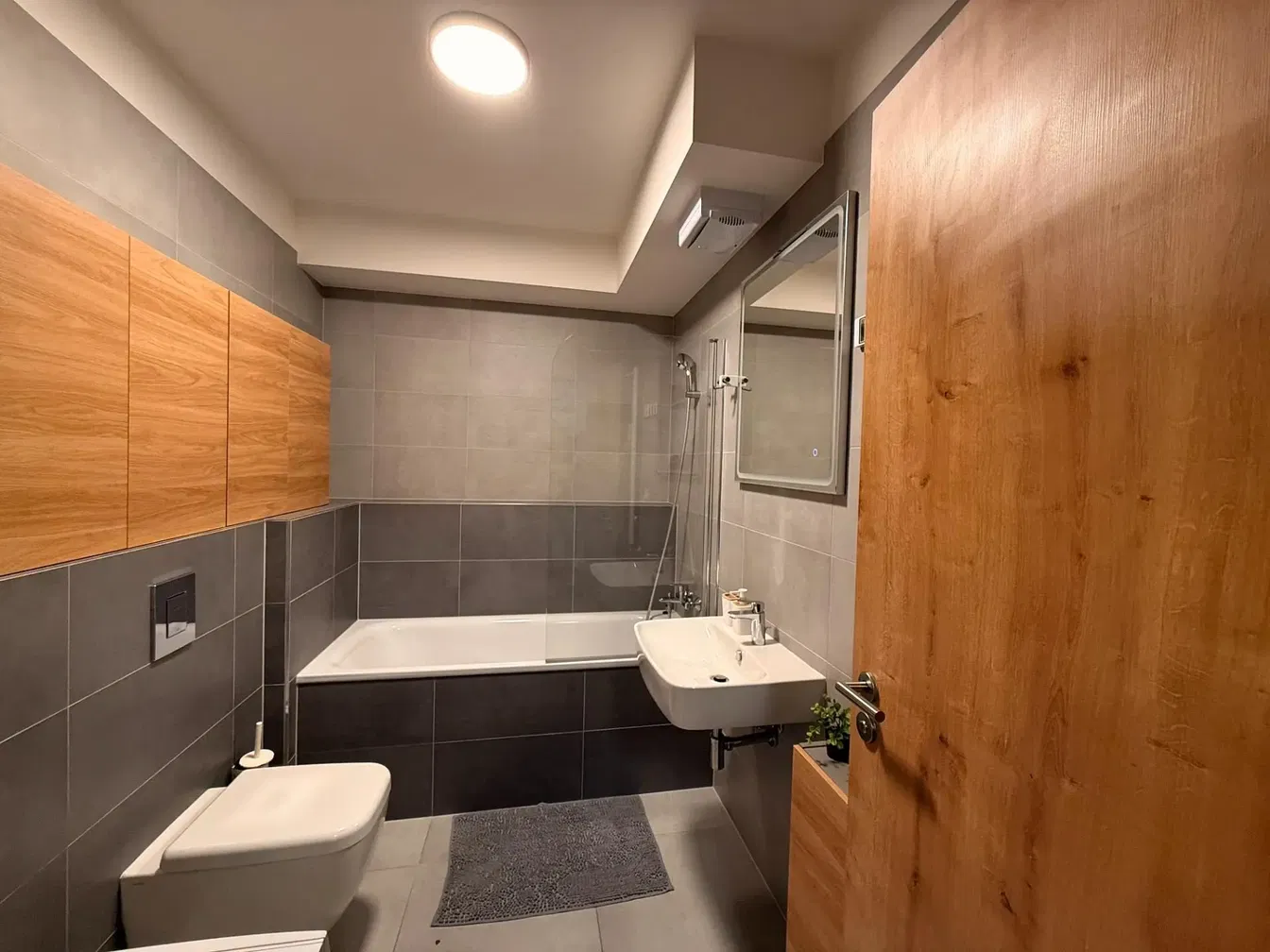 Kúpeľňa; dlažba, po rekonštrukcii, prirodzené svetlo, moderný štýl