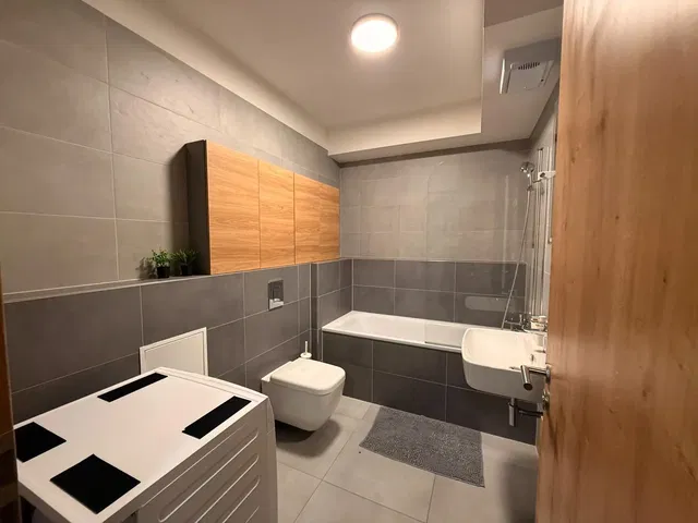 Kúpeľňa; dlažba, po rekonštrukcii, prirodzené svetlo, moderný štýl