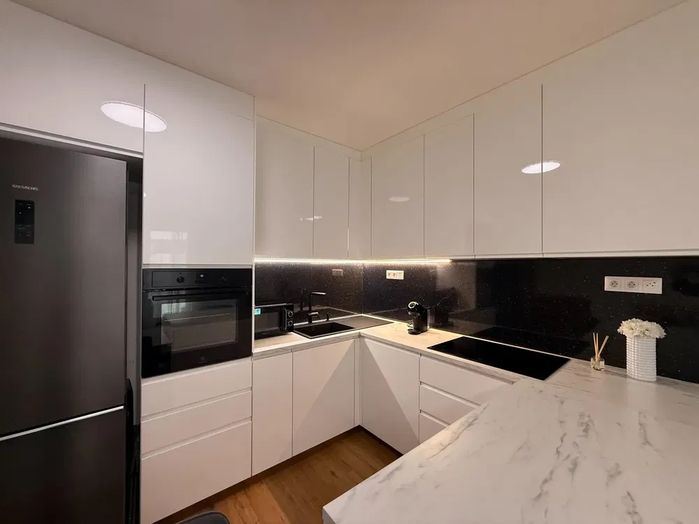 Kuchyňa; kuchynské spotrebiče, prirodzené svetlo, moderný štýl, po rekonštrukcii