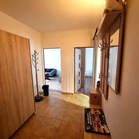 Guardaroba; pavimento in legno, luce naturale