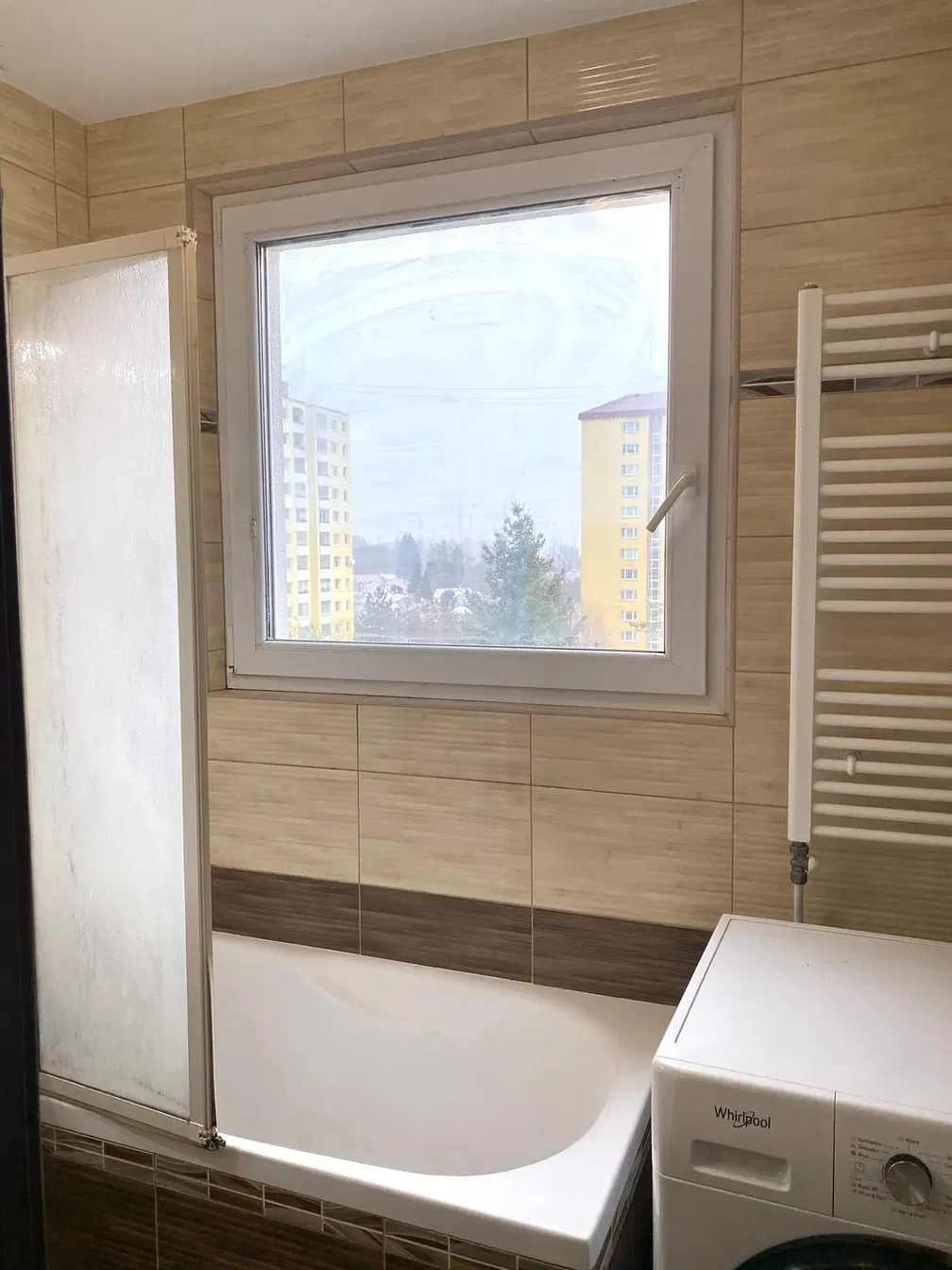 Μπάνιο; πλακάκια, φυσικό φως, θέα