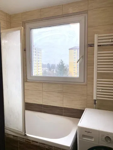 Μπάνιο; πλακάκια, φυσικό φως, θέα