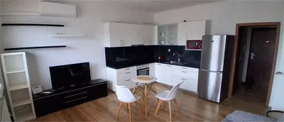 Cucina; elettrodomestici, pavimento in legno, ristrutturato, luce naturale, stile moderno