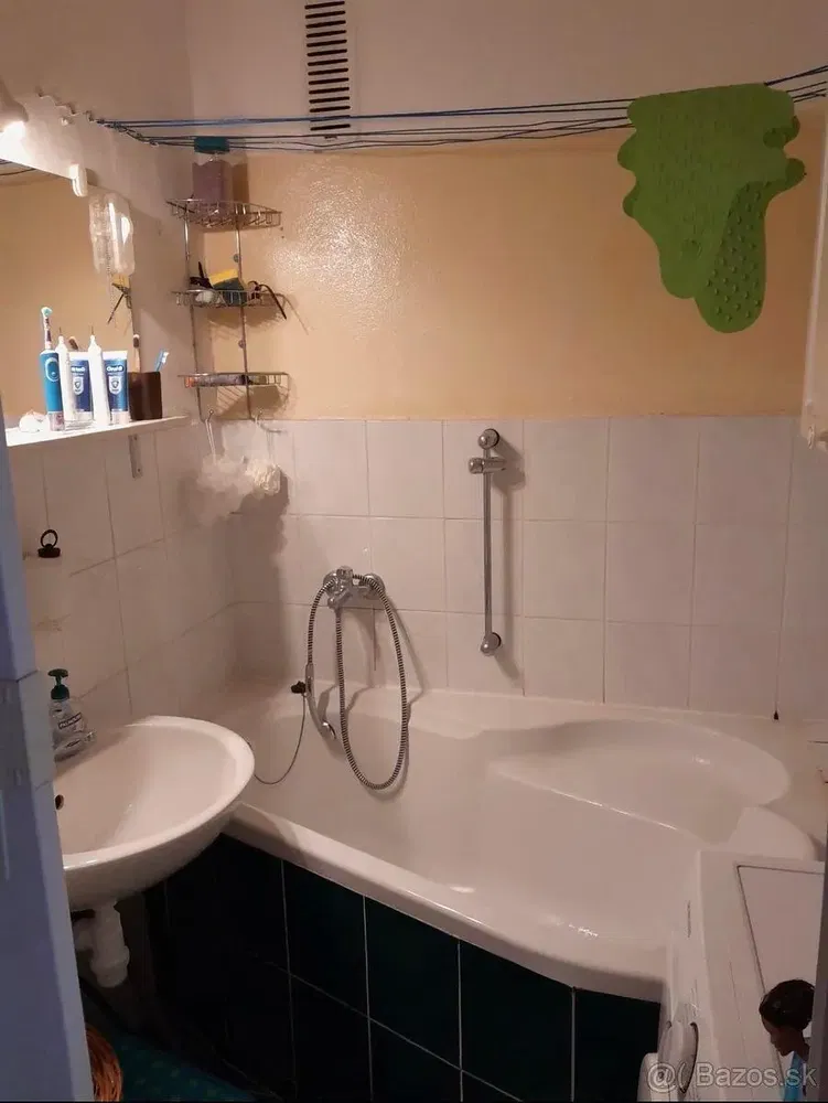 Badezimmer; fliesenboden, tageslicht, renovierungsbedürftig