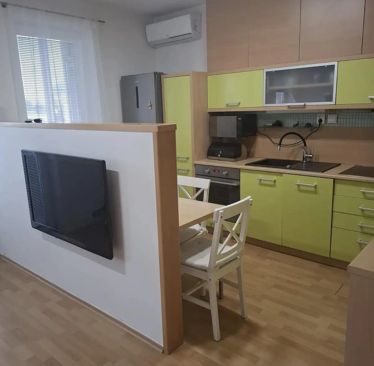 Cucina; elettrodomestici, luce naturale, stile moderno