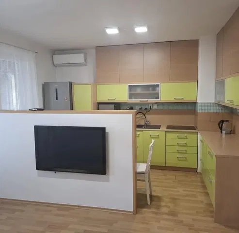 Cucina; elettrodomestici, luce naturale, stile moderno