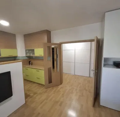 Cucina; elettrodomestici, pavimento in legno, luce naturale