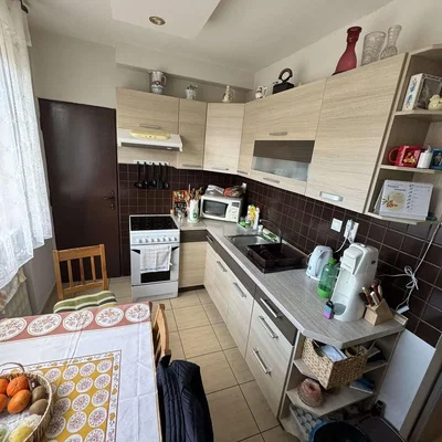 Kuchyně; kuchyňské spotřebiče, dlažba, přirozené světlo, moderní styl