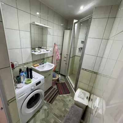 Kupaonica; pločice, prirodna svjetlost, potrebna renovacija