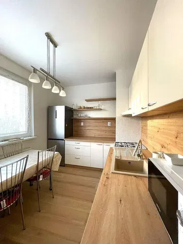 Cucina; elettrodomestici, luce naturale, stile moderno