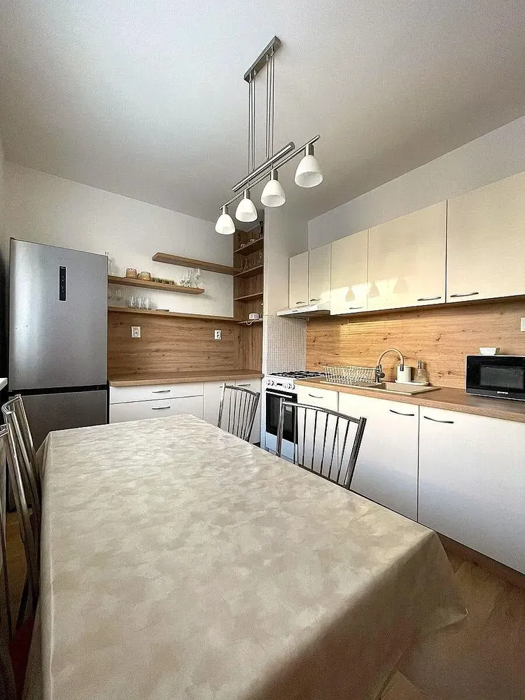 Cucina; elettrodomestici, luce naturale, stile moderno