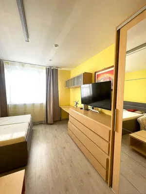 Camera da letto; luce naturale, pavimento in legno