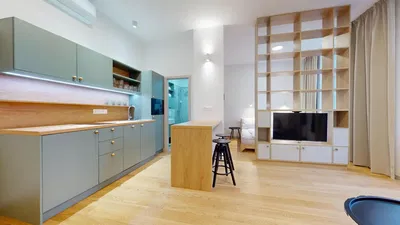 Cucina; elettrodomestici, luce naturale, stile moderno, pavimento in legno