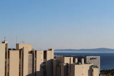 Casa y alrededores; vista