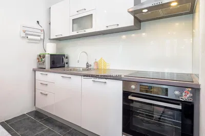 Cucina; elettrodomestici, pavimento in piastrelle, ristrutturato, luce naturale, stile moderno