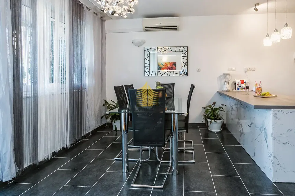 Cucina; pavimento in piastrelle, luce naturale, stile moderno