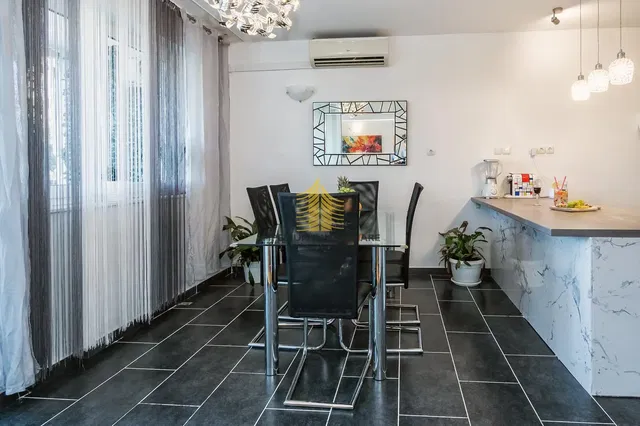 Cucina; pavimento in piastrelle, luce naturale, stile moderno