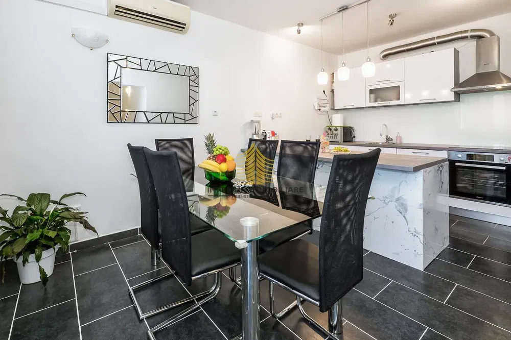 Cucina; pavimento in piastrelle, luce naturale, stile moderno, elettrodomestici