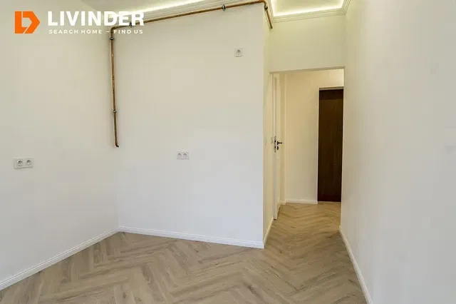 Salón; suelo de madera, renovado, luz natural