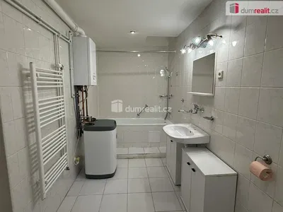 Bagno; pavimento in piastrelle, scaldabagno