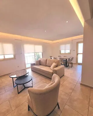 Salon; carrelage, lumière naturelle